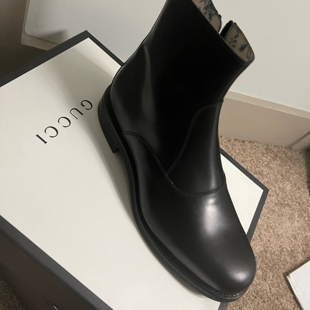Authentic Gucci Black leather Chelsea boot